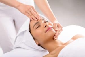 beneficios del masaje facial